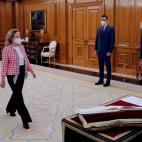 La ministra de Econom&iacute;&shy;a y nueva vicepresidenta segunda Nadia Calvi&ntilde;o (i) promete su nuevo cargo ante el rey Felipe VI (d) y el presidente del Gobierno, Pedro S&aacute;nchez (2d), en el Palacio de la Zarzuela.