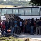 Las autoridades griegas han llevado autobuses para desalojar el asentamiento cerca de la frontera con Macedonia en el que se alojaban unas 8.400 personas desde hace meses.