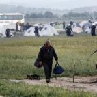 El objetivo de muchos de los refugiados, que han tenido que dejar sus hogares por la guerra, es llegar a Europa del norte. En la imagen uno de los habitantes de Idomeni carga con sus pertenencias.