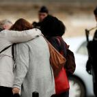 Un grupo de personas se abrazan tristes tras el ataque
