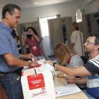 El europarlamentario socialista Juan Fernando López Aguilar (i) vota hoy, en la agrupación local de Juan Rodríguez Doreste de Las Palmas de Gran Canaria