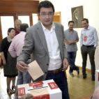 El secretario de Organización del PSOE, Óscar López, ha votado hoy en la sede de su partido en Segovia