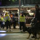 La polic&iacute;a y los sanitarios revisan la escena del ataque de Tel Aviv.&nbsp;