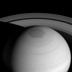Fotografía tomada por la cápsula Cassini que muestra el vértice del polo norte de Saturno con forma de hexágono junto a algunos de sus anillos. El hexágono supera en tamaño dos veces a la Tierra. La imagen fue tomada con una cámara gran a...