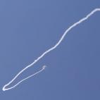 Un misil del escudo antimisiles Cúpula de hierro intercepta un cohete lanzado desde Gaza sobre la ciudad de Ashdod, en el sur de Israel.