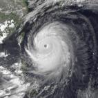 El supertifón Neoguri, en el Océano Pacífico, se acerca a Japón. La imagen fue capturada por el satélite MTSAT-2 el pasado lunes. Los vientos del temporal han obligado a las autoridades japonesas a cancelar vuelos y a evacuar a 100.000 pers...