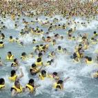 Un parque acuático de Xi'an (China) abarrotado de bañistas que intentan paliar los efectos de las altas temperaturas.