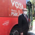 Posando con su bus de campaña en Leganés