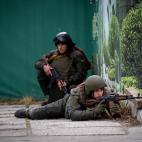 Soldados ucranianos, en posici&oacute;n. (AP Photo/Emilio Morenatti)