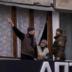 Polic&iacute;as inspeccionan una zona despu&eacute;s de un supuesto ataque ruso.&nbsp; (AP Photo/Emilio Morenatti)