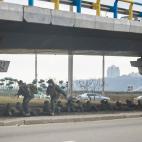 Soldados ucranianos en posici&oacute;n bajo un puente.(AP Photo/Emilio Morenatti)