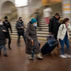 Ciudadanos en la estaci&oacute;n para coger un tren y salir de la Kiev. (AP Photo/Emilio Morenatti)