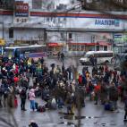 Ciudadanos ucranianos intentan coger un autob&uacute;s para salir de Kiev. (AP Photo/Emilio Morenatti)