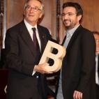 BARCELONA, SPAIN - FEBRUARY 13: Jordi Evole (R) receives 'City of Barcelona Award' at the Town Hall on February 13, 2012 in Barcelona, Spain. (Photo by Europa Press/Europa Press via Getty Images)