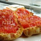 Pan con tomate (pa amb tomàquet, en catalán, o "pan tumaca") es algo tan secillo como suena: pan con tomate. Y es perfecto.