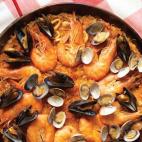 Es un gran plato de comfort food. La paella es un plato típico familiar en España. Su principal ingrediente es el arroz y es especialmente famosa la de Valencia, donde es habitual comerla con conejo, caracoles y judías o con calamares y maris...