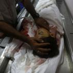 Uno de los menores muertos por ataques de Israel en esta ofensiva, en la morgue de Gaza.
