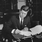 El presidente de EEUU John F. Kennedy ordena el embargo total de Cuba, incluyendo los productos alimenticios y medicinas, mediante  la Orden Ejecutiva Presidencial 3447. El texto le dio potestad al secretario del Tesoro para prohibir la importac...