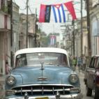 Después de las restricciones impuestas por Bush, Obama aprobó un nuevo reglamento que permitía a los estadounidenses con "familiares cercanos" en Cuba visitarles tantas veces como quisieran. Aumentaba también el límite al gasto diario que p...