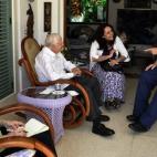 El expresidente estaodunidense Jimmy Carter visitó Cuba durante tres días en 2011. Allí se reunió con Raúl Castro, pero sobre todo, se encontró con su hermano y expresidente Fidel, como dos amigos. Castró escribió en el diario oficial cu...