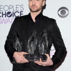El cantante Justin Timberlake, ganador del premio al artista masculino preferido, al artista pop preferido y al álbum preferido, posa con sus tres galardones.