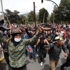 Manifestantes indígenas toman este martes el edificio de la Asamblea Nacional de Quito (Ecuador). Los manifestantes tomaron el edificio de la Asamblea Nacional (Parlamento) de Ecuador al grito de "¡fuera Moreno fuera!", tras tirar abajo las ve...