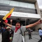 Manifestantes indígenas toman este martes el edificio de la Asamblea Nacional de Quito (Ecuador). Los manifestantes tomaron el edificio de la Asamblea Nacional (Parlamento) de Ecuador al grito de "¡fuera Moreno fuera!", tras tirar abajo las ve...