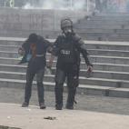 Policías enfrentan a manifestantes indígenas que toman este martes el edificio de la Asamblea Nacional de Quito (Ecuador). Los manifestantes tomaron el edificio de la Asamblea Nacional (Parlamento) de Ecuador al grito de "¡fuera Moreno fuera!...