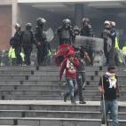 Policías enfrentan a manifestantes indígenas que toman este martes el edificio de la Asamblea Nacional de Quito (Ecuador). Los manifestantes tomaron el edificio de la Asamblea Nacional (Parlamento) de Ecuador al grito de "¡fuera Moreno fuera!...