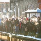 Los viajeros esperan el tren en Chicago, Illinois