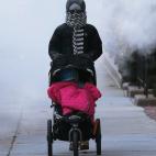 Una mujer lleva un carrito de bebé en Boston