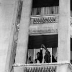 La mítica imagen de la victoria del hotel Palace de Madrid. González y Alfonso Guerra celebran el triunfo del PSOE en las elecciones de 1982. Se iniciaba el cambio en España.