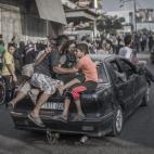 Miles de personas tratan de abandonar el barrio gazatí de Shujaiya, en el este de la Franja, objeto de intensos y repetidos bombardeos del Ejército israelí por tierra y aire. Han fallecido decenas de personas.