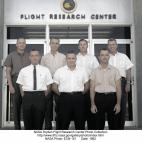 Grupo de pilotos de la NASA. Armstrong es el primero por la izquierda de la fila de atrás. (NASA)