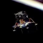 El tripulante del módulo Columbia, Michael Collins, fotografió el Eagle en su descenso hasta la Luna.