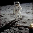 No hay fotografías del momento en el que Armstrong ponía su pie en la Luna aunque sí el vídeo grabado por las cámaras exteriores del Eagle. El que posa aquí es Aldrin
