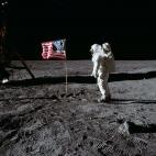 Buena parte de la misión seguía un guión más político que científico. El saludo de Aldrin a la bandera era uno de esos gestos premeditados.