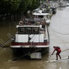 Los servicios de emergencia tuvieron que atender a muchas de las embarcaciones que hay amarradas en las orillas del Sena.