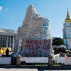 Sacos de arena protegen las esculturas en Kiev.