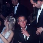 Con su mujer, la actriz Joanne Woodward, en una fiesta.