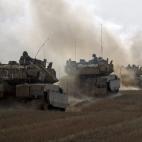 Israel ha retirado todas sus fuerzas terrestres de la Franja de Gaza antes de la entrada en vigor, a las 08:00 (05.00 GMT), de un alto el fuego de 72 horas mediado por Egipto, según han informado fuentes militares. En la imagen, varios tanques ...