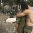 Soldados israelíes se abrazan tras abandonar la Franja.