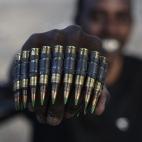 Un soldado israelí muestra las balas de su rifle.