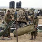 Miembros del ejército israelí desmontan un campamento en el sur de Israel.