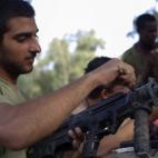 Soldados israelíes limpian sus rifles.