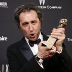 El director italiano Nicola Giuliano muestra el premio a la mejor película extranjera, The Great Beauty.
