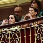 Las presidentas de Navarra, Mar&iacute;a Chivite, y de La Rioja, Concha Andreu (i), bastante serias durante la intervenci&oacute;n de S&aacute;nchez.