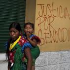 El juez Santiago Pedraz instruye la querella de la premio Nobel de la Paz Rigoberta Menchú contra ocho ex altos cargos guatemaltecos por genocidio, terrorismo y torturas después de que el Supremo ordenara en 2003 que se investigara, aunque só...