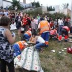 Personal sanitario y vecinos de Angrois socorren a las víctimas