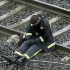 Un bombero descansa durante las tareas de salvamento 